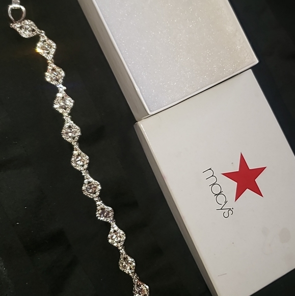 Stylish bracelet fitting for any formal event! - Picture 3 of 3